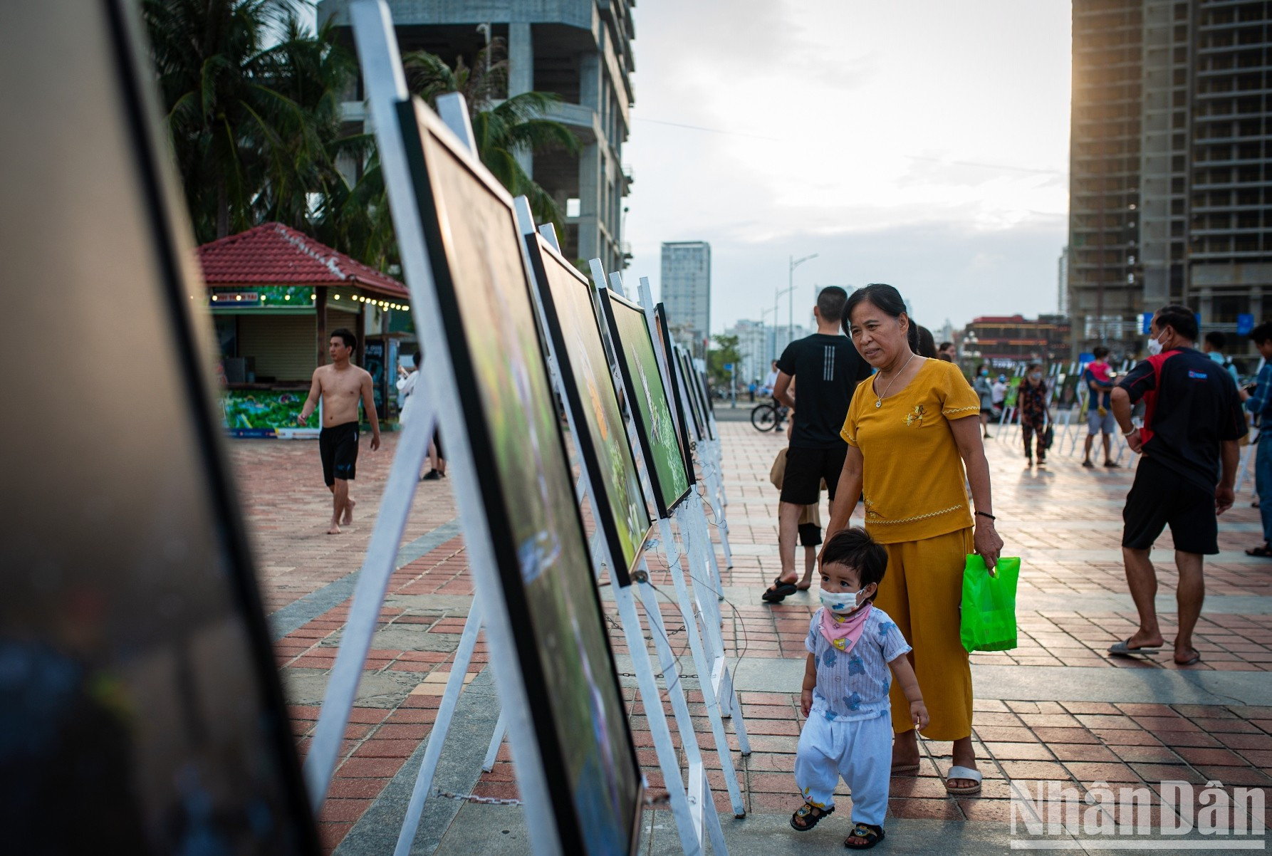 组委会还在东海公园举办题为“山茶瞬间”的图片展。 组委会还在东海公园举办题为“山茶瞬间”的图片展。