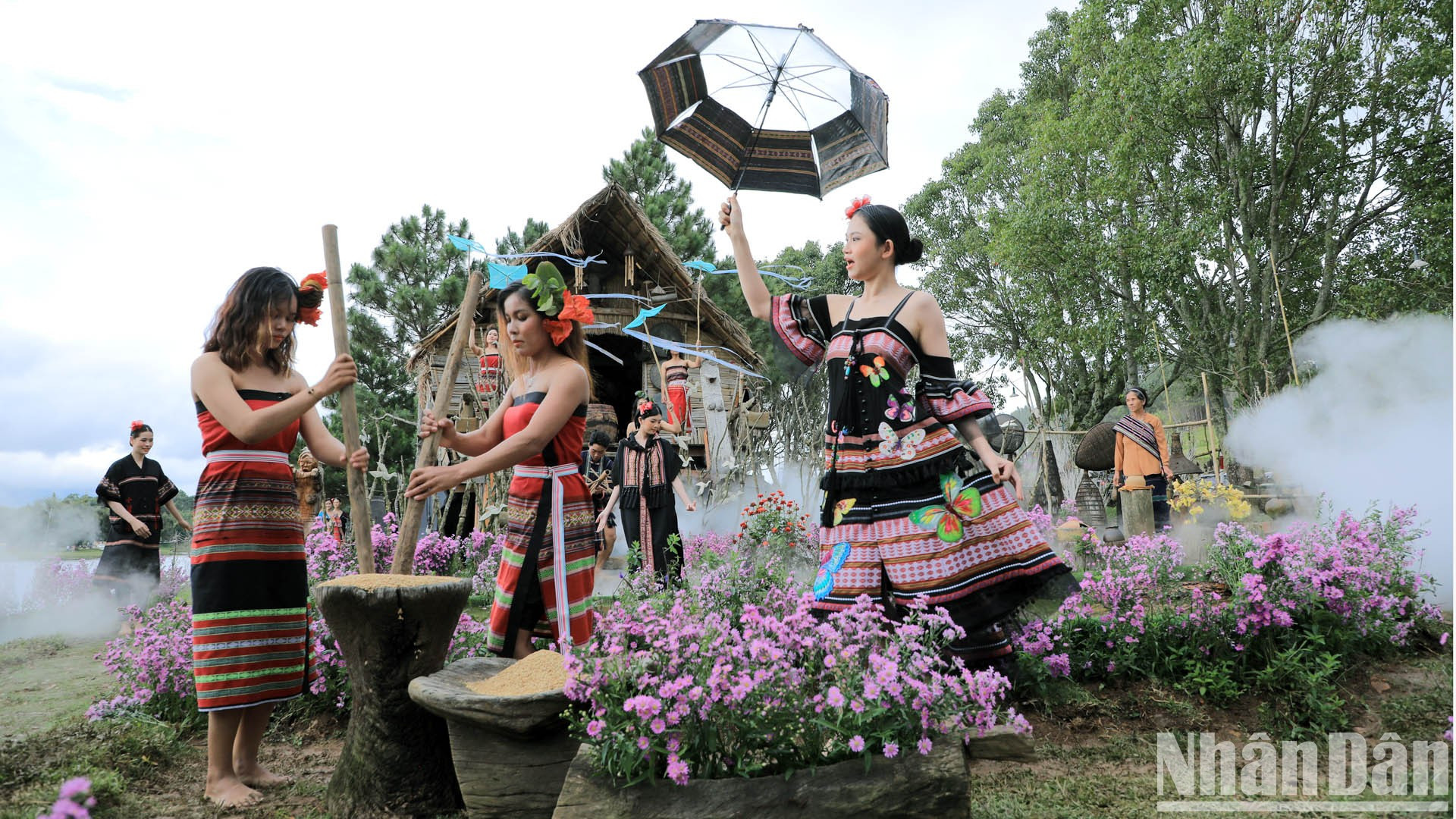 在这个空间里,大叻市居民和游客多次享受过宝禄土锦和丝绸的时装秀。 在这个空间里,大叻市居民和游客多次享受过宝禄土锦和丝绸的时装秀。