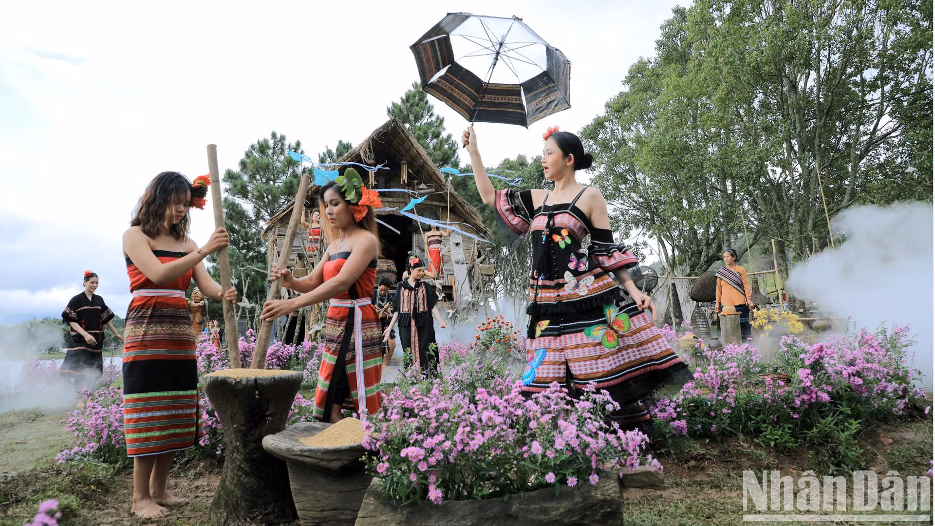 在这个空间里，大叻市居民和游客多次享受过宝禄土锦和丝绸的时装秀。