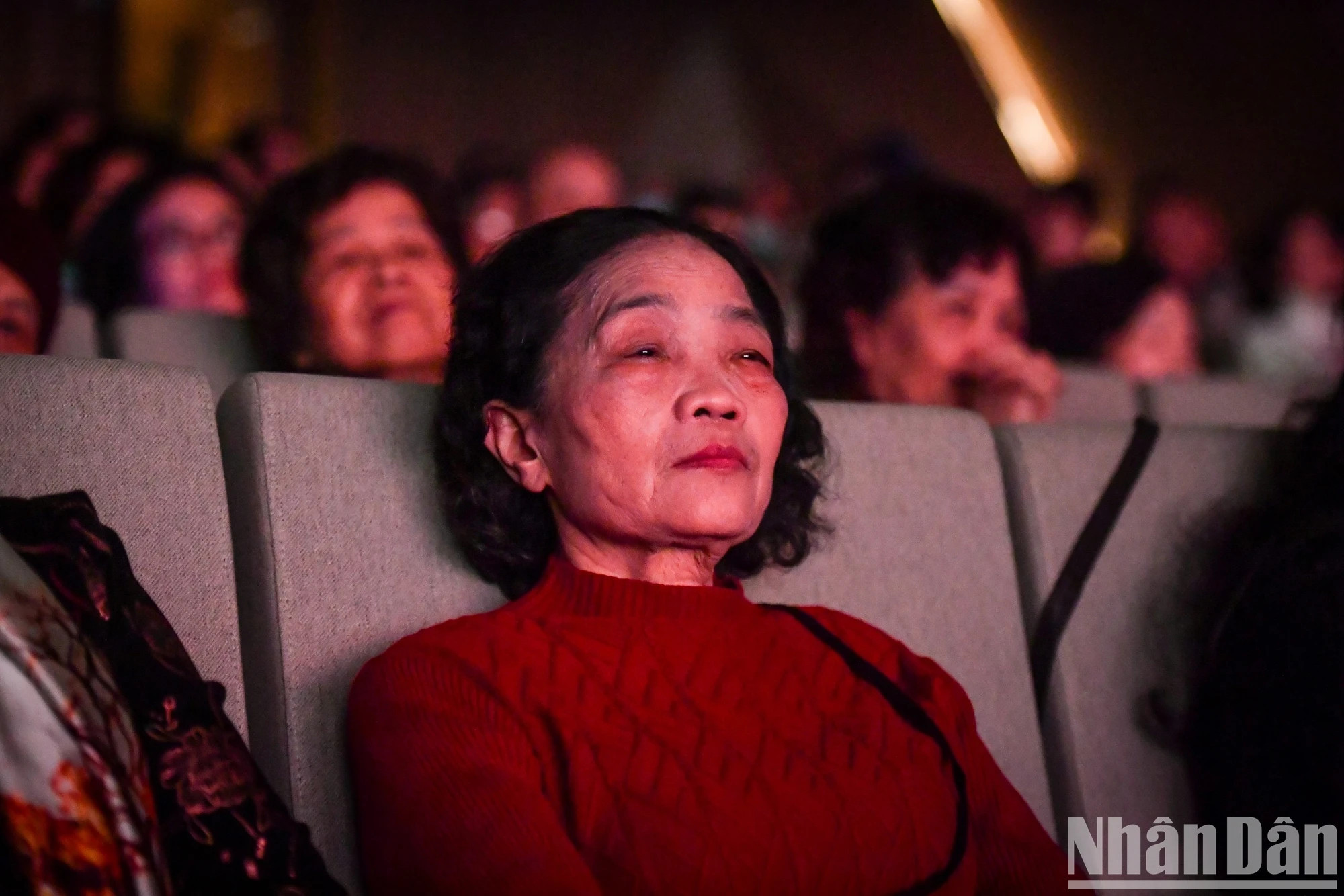 观众在欣赏到这一舞蹈场景时感动不已。 观众在欣赏到这一舞蹈场景时感动不已。