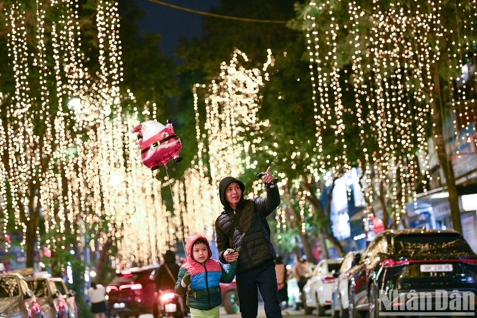 河内街头灯火辉煌。 河内街头灯火辉煌。