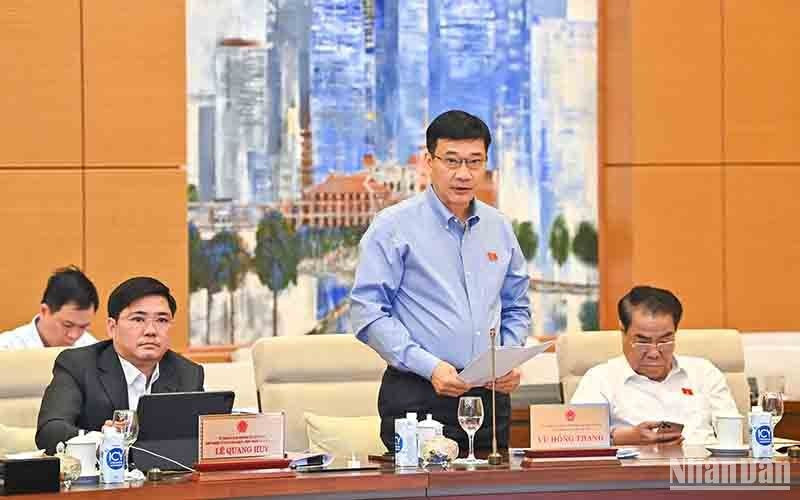 国会经济委员会主任武红青就社会经济报告作核查报告。