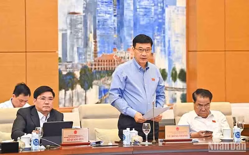 国会经济委员会主任武红青就社会经济报告作核查报告。