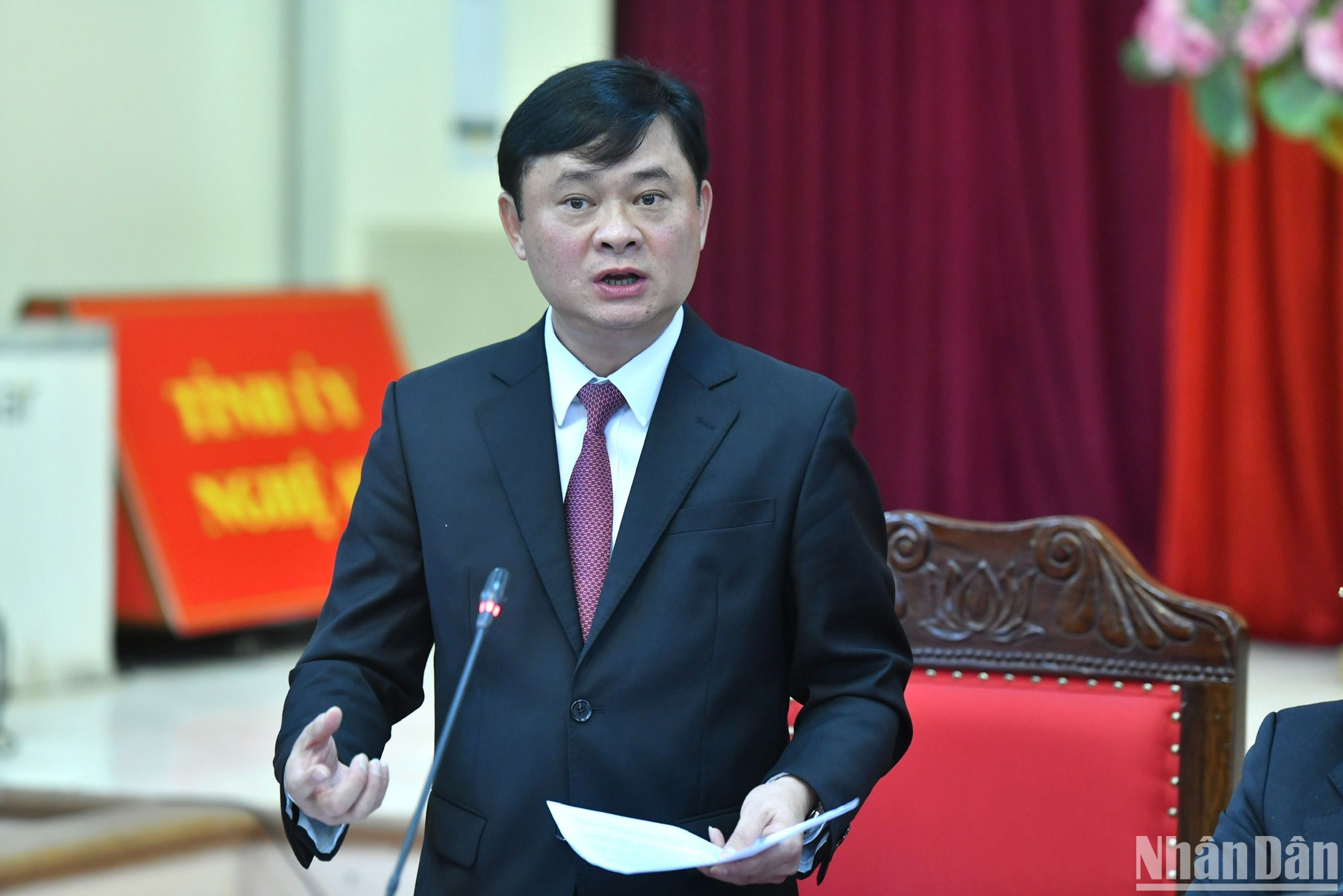 蔡青贵同志感谢《人民报》的陪伴,支持该省推广为贫困人民建房的主张。 蔡青贵同志感谢《人民报》的陪伴,支持该省推广为贫困人民建房的主张。