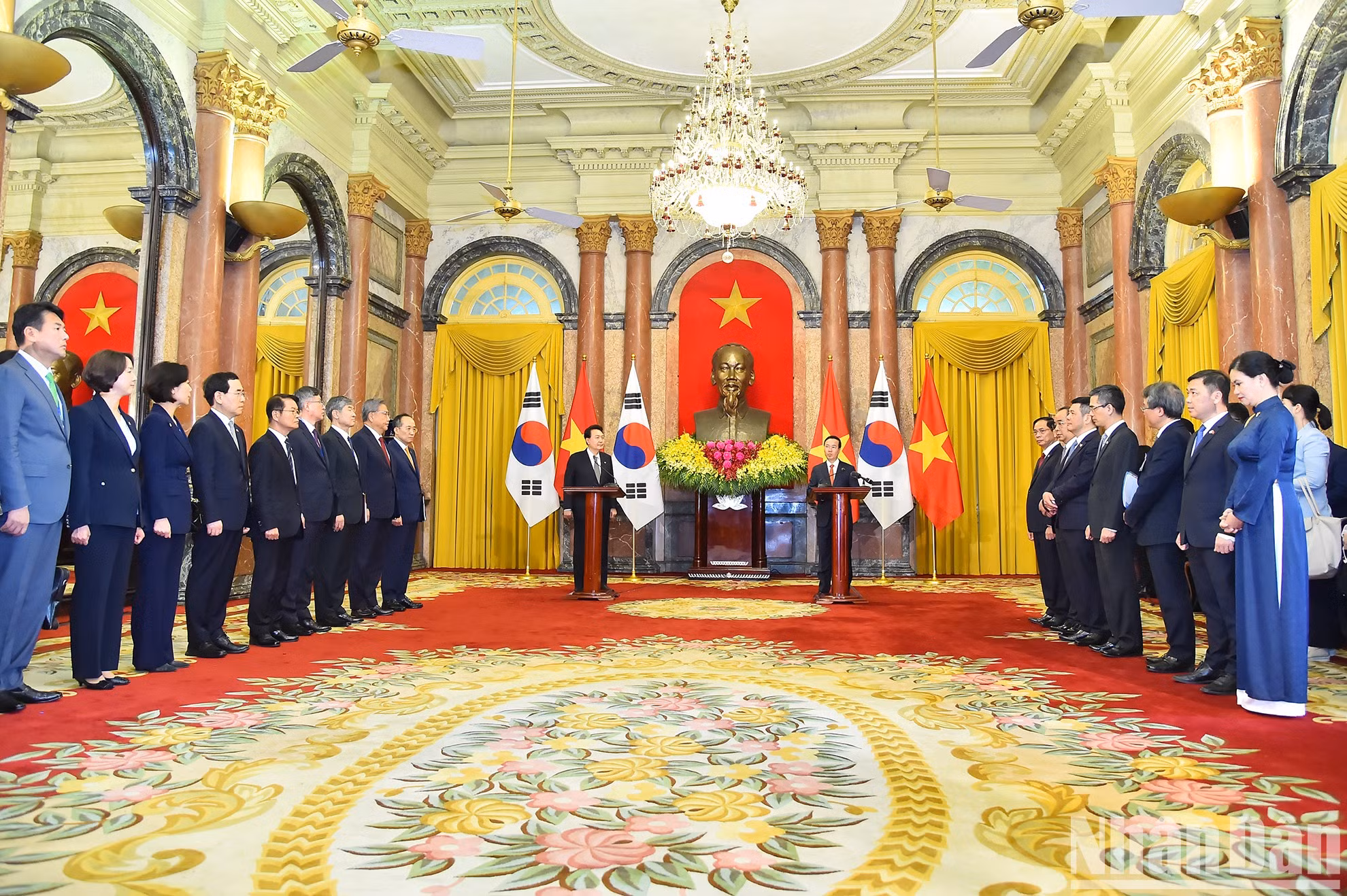 两位领导会见越韩两国和国际记者场景。