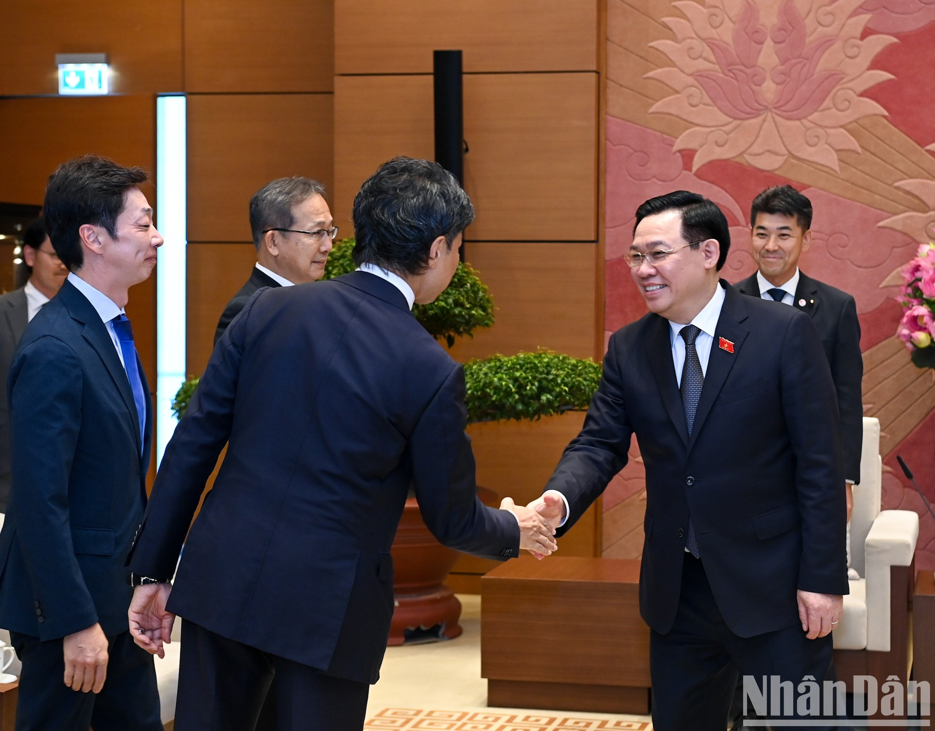 越南国会主席王廷惠欢迎日本立宪民主党一行。