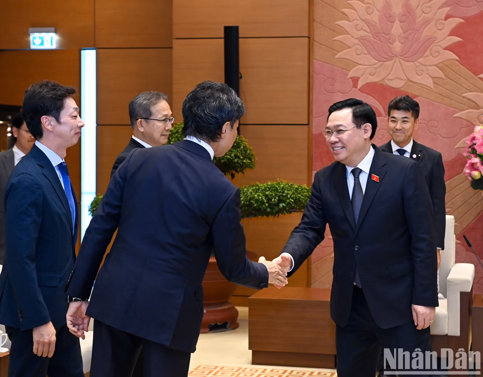 越南国会主席王廷惠欢迎日本立宪民主党一行。