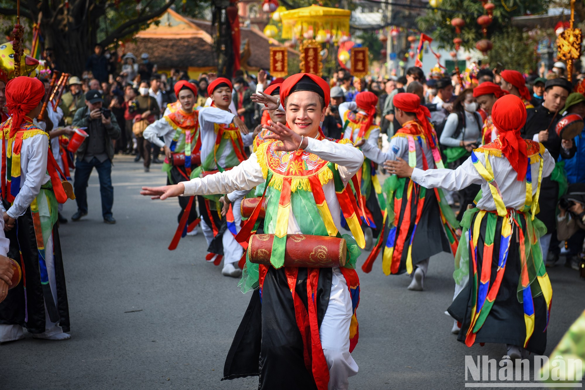 所有被选中参加舞蹈的“姑娘”,都必须是未婚、英俊帅气、受过良好教育的家庭男子。 所有被选中参加舞蹈的“姑娘”,都必须是未婚、英俊帅气、受过良好教育的家庭男子。