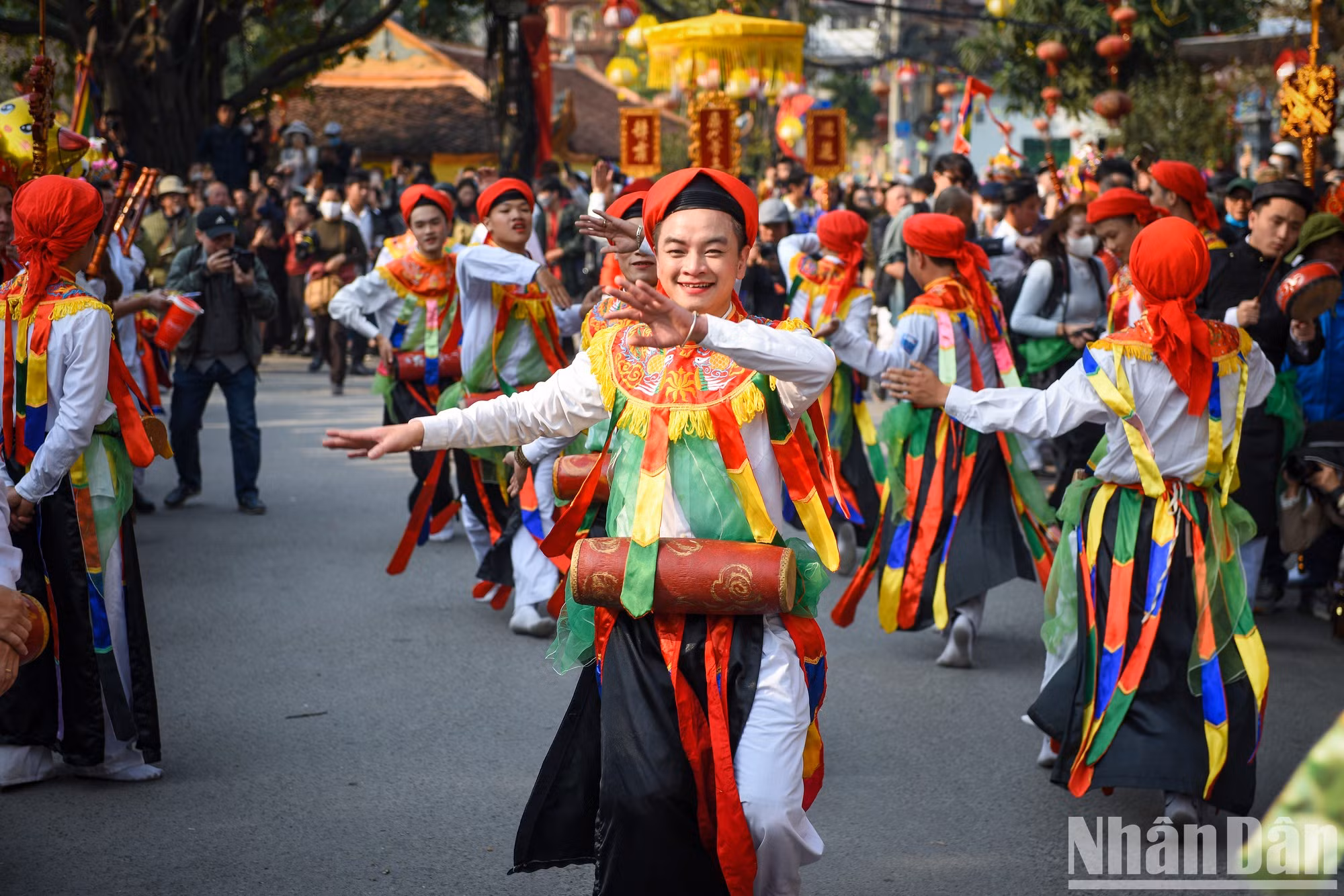 所有被选中参加舞蹈的“姑娘”，都必须是未婚、英俊帅气、受过良好教育的家庭男子。