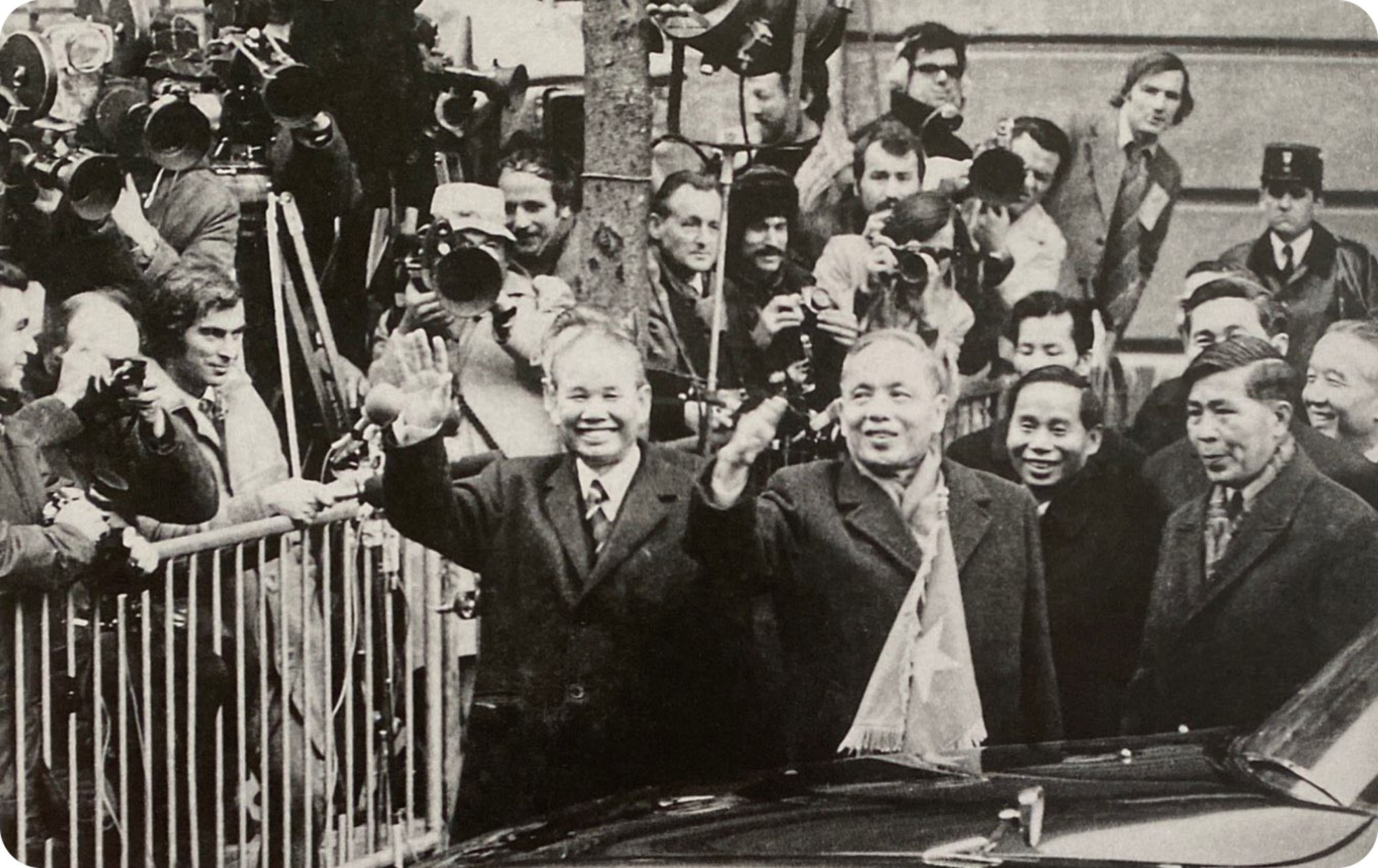 春水部长(左边)和阮维侦副总理、外交部长(中间)在进入克莱贝尔国际会议中心签署《巴黎协定》前,向旅外越南人、法国人和记者挥手致意。 春水部长(左边)和阮维侦副总理、外交部长(中间)在进入克莱贝尔国际会议中心签署《巴黎协定》前,向旅外越南人、法国人和记者挥手致意。