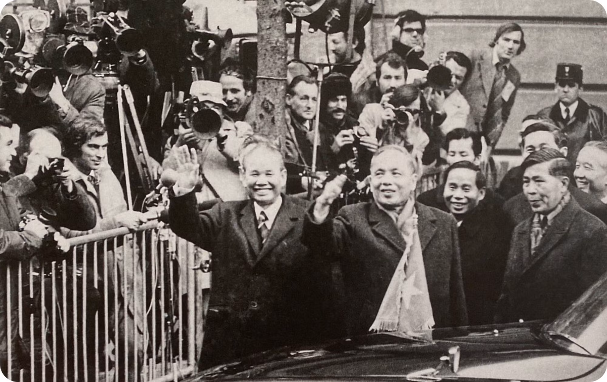 春水部长(左边)和阮维侦副总理、外交部长(中间)在进入克莱贝尔国际会议中心签署《巴黎协定》前,向旅外越南人、法国人和记者挥手致意。 春水部长(左边)和阮维侦副总理、外交部长(中间)在进入克莱贝尔国际会议中心签署《巴黎协定》前,向旅外越南人、法国人和记者挥手致意。