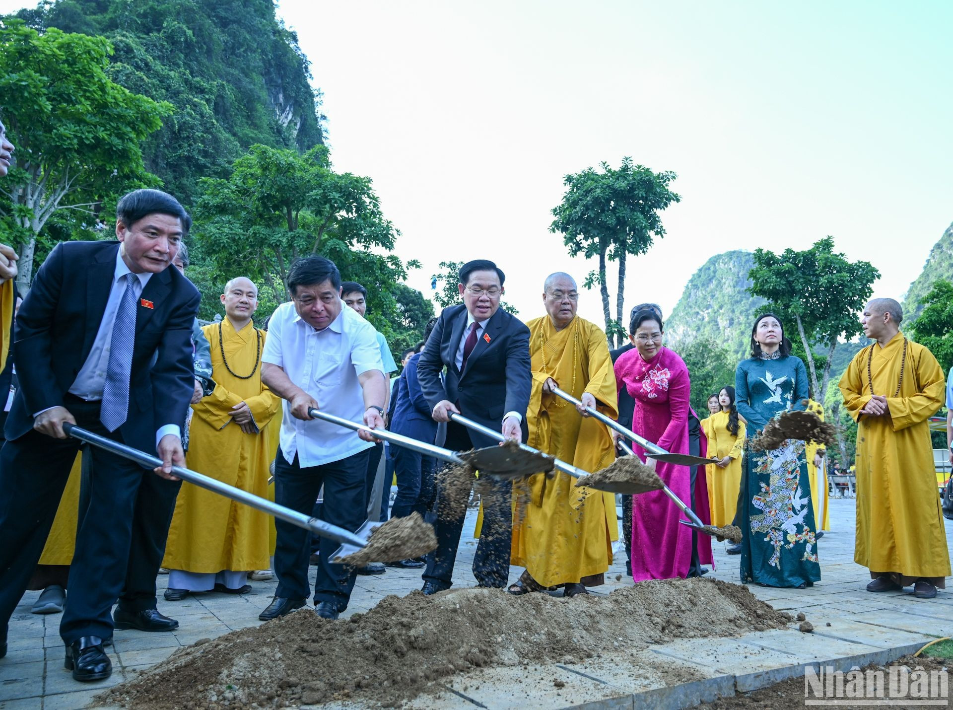 国会主席王廷惠在三祝旅游区种植纪念树。 国会主席王廷惠在三祝旅游区种植纪念树。