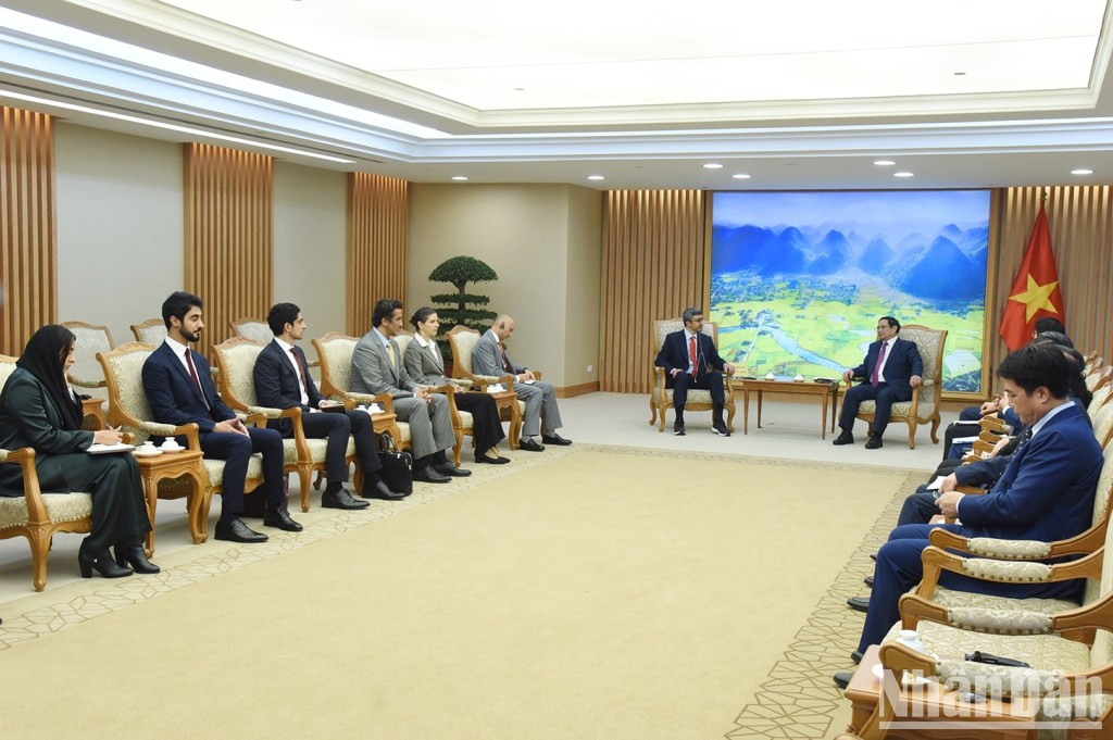 越南政府总理范明正会见阿拉伯联合酋长国外交与国际合作部长。