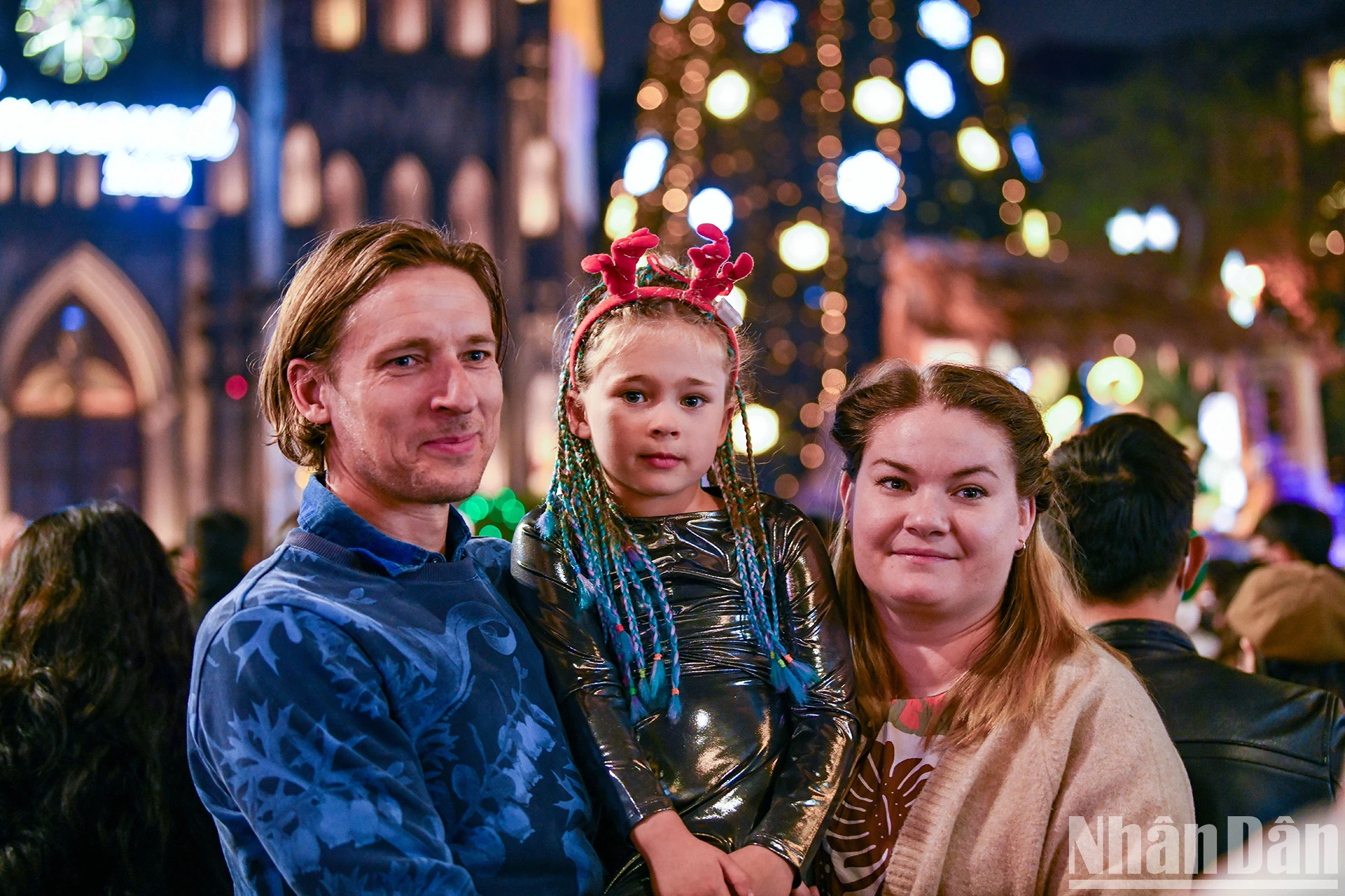 许多外国家庭也加入到平安夜的气氛中。 许多外国家庭也加入到平安夜的气氛中。