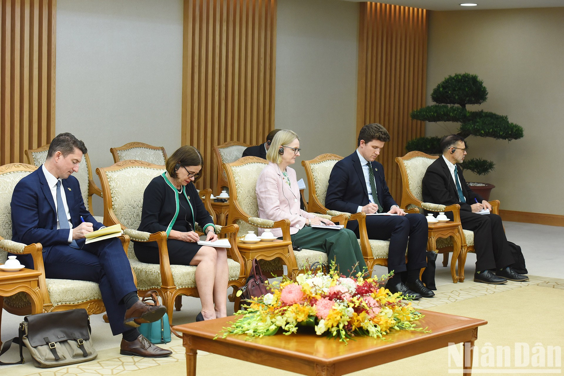 陪同澳大利亚外交部长黄英贤的代表团成员。