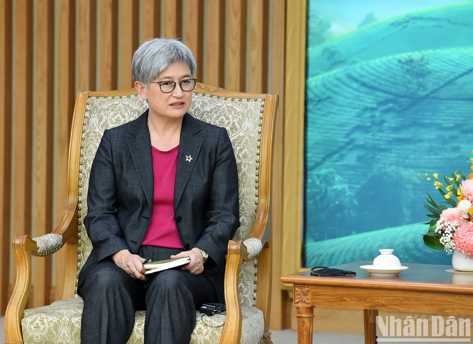 澳大利亚外交部长黄英贤在会见时发表讲话。