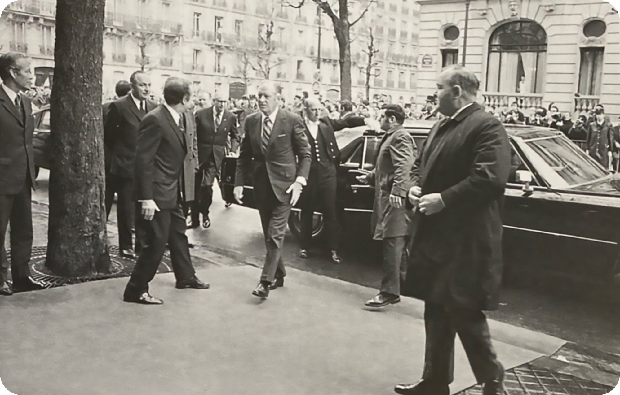 美国国务卿威廉·皮尔斯·罗杰斯抵达克莱贝尔国际会议中心。 美国国务卿威廉·皮尔斯·罗杰斯抵达克莱贝尔国际会议中心。