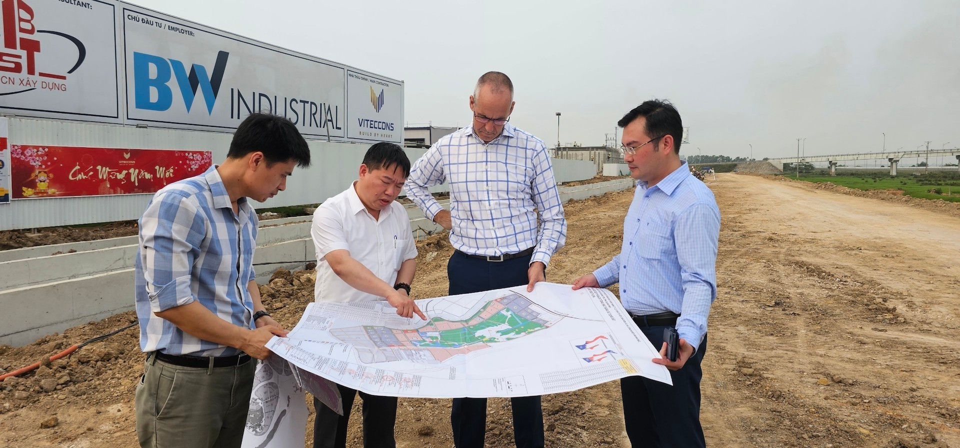 广宁省领导和各部委、行业领导面对面交谈，为在广安市北先锋工业区展开项目的投资者和企业解决困难。