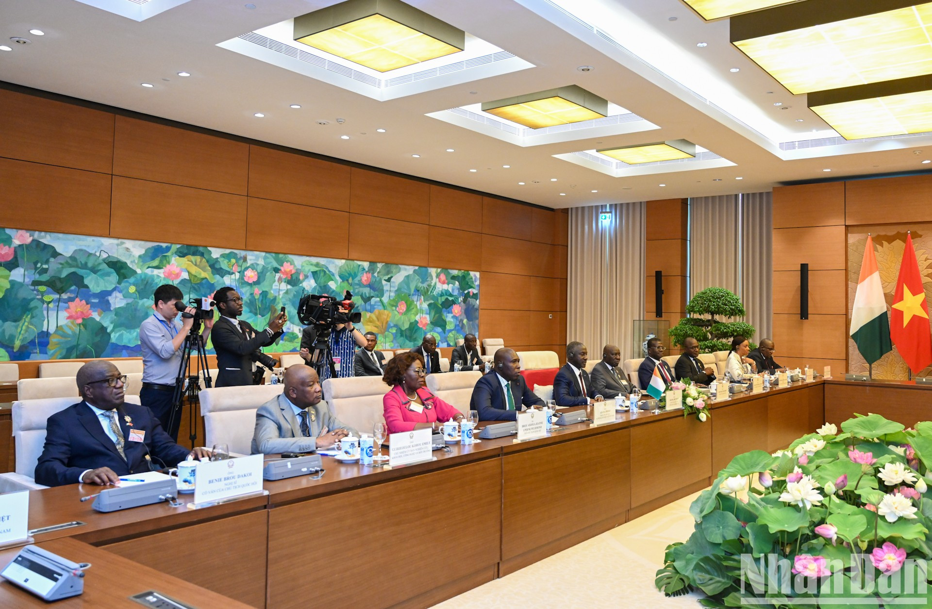 科特迪瓦国民议会议长阿达马·比克多戈以及科特迪瓦代表团成员出席会谈。