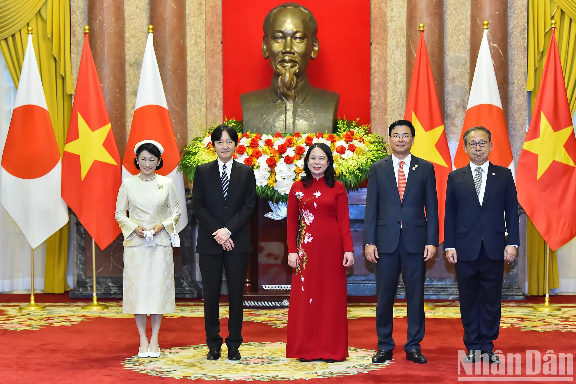 越南国家副主席武氏映春、日本皇嗣秋筱宫文仁亲王和秋筱宫妃纪子与代表们合影。 越南国家副主席武氏映春、日本皇嗣秋筱宫文仁亲王和秋筱宫妃纪子与代表们合影。