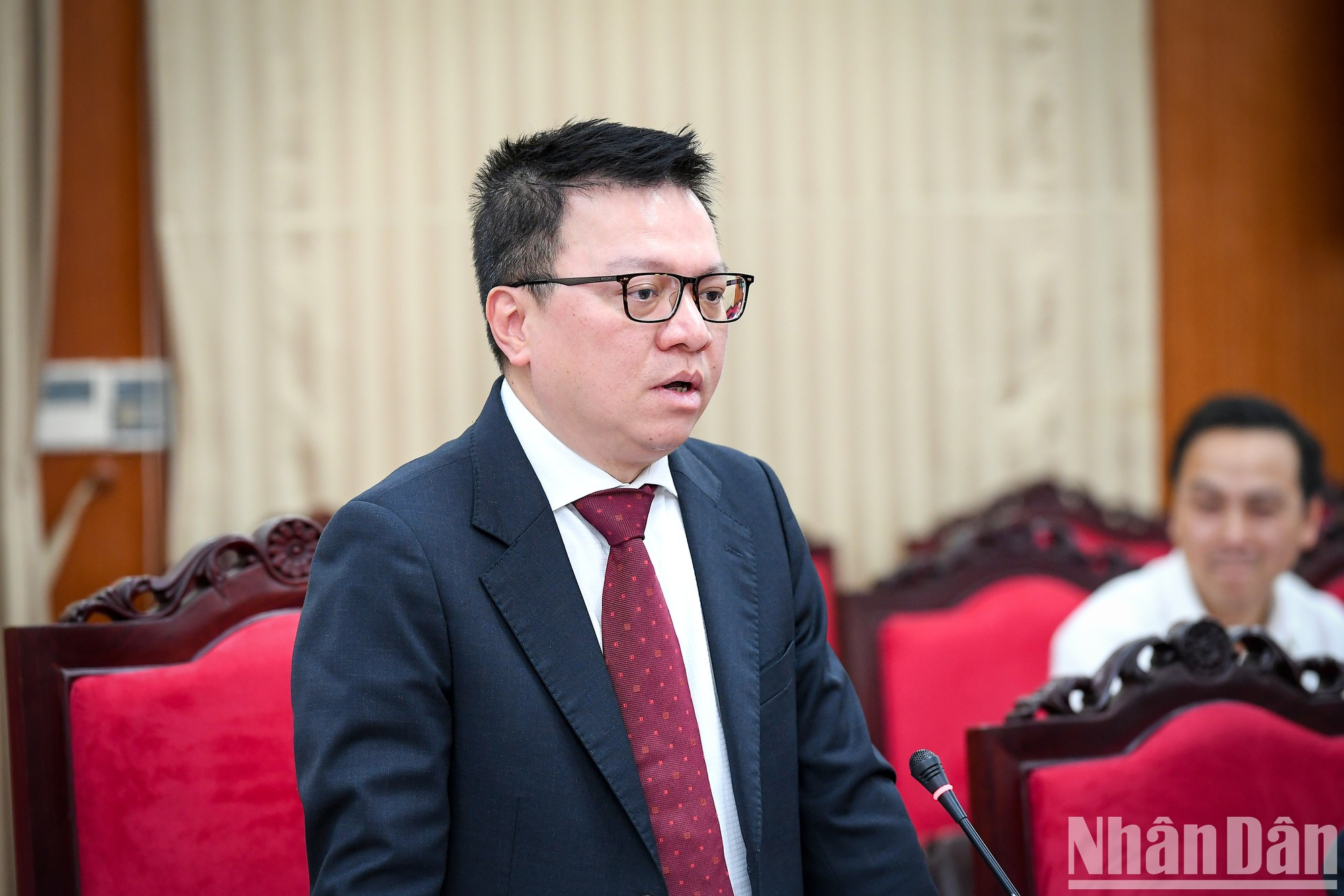 黎国明同志在会议上发表讲话。 黎国明同志在会议上发表讲话。