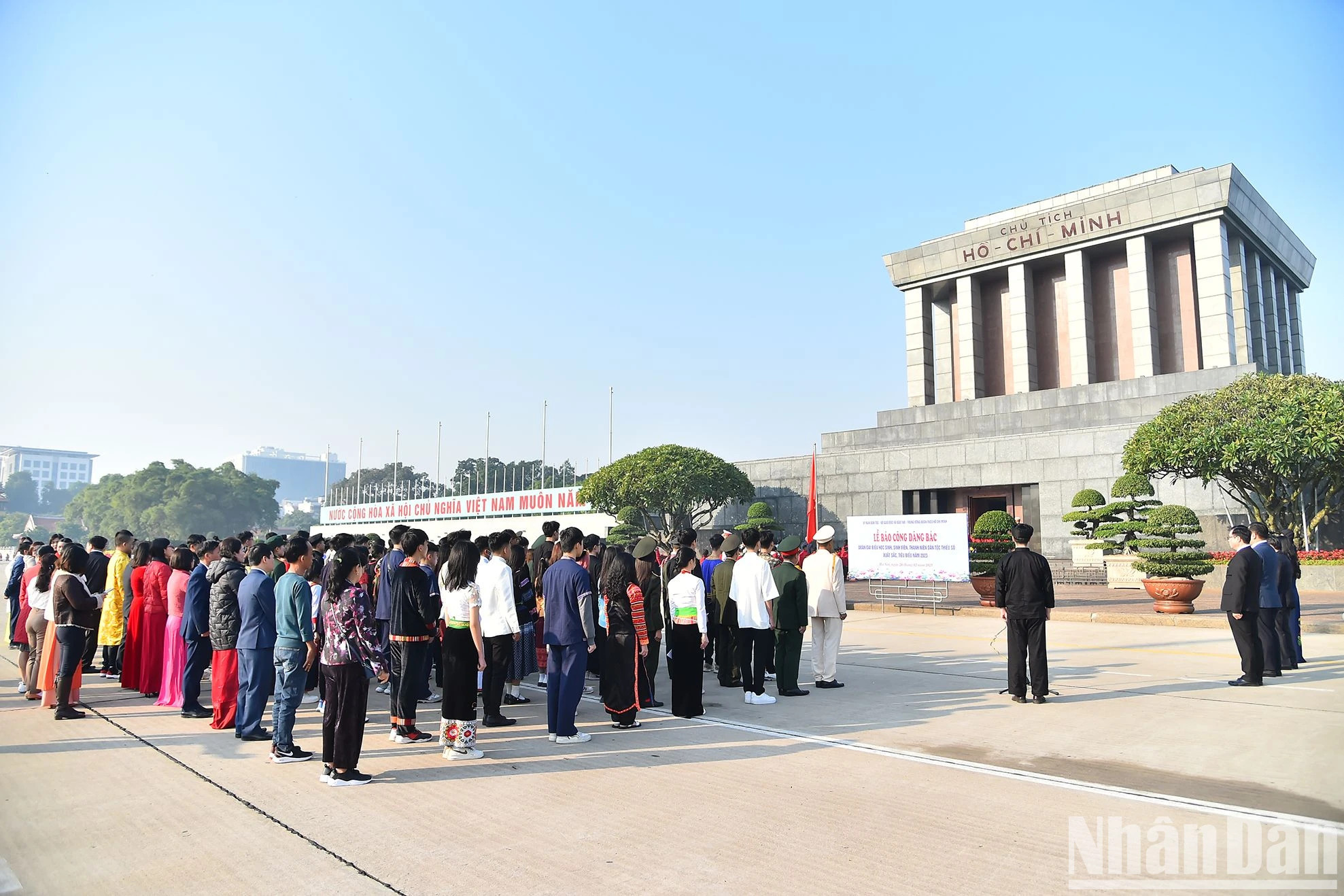 向胡伯伯报功仪式场景。