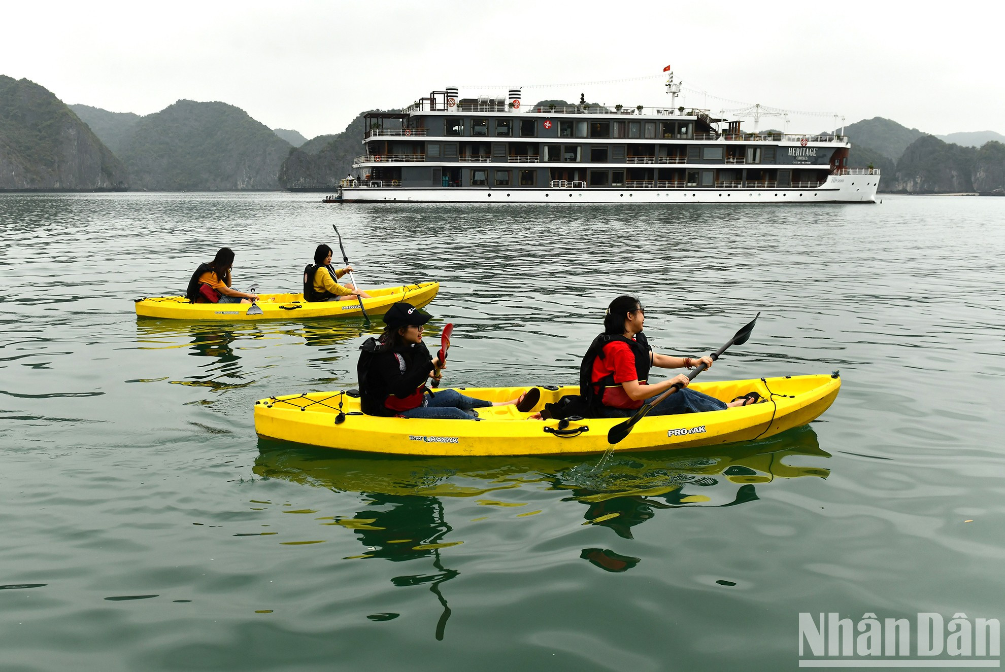 一群越南游客在兰夏湾划艇。 一群越南游客在兰夏湾划艇。