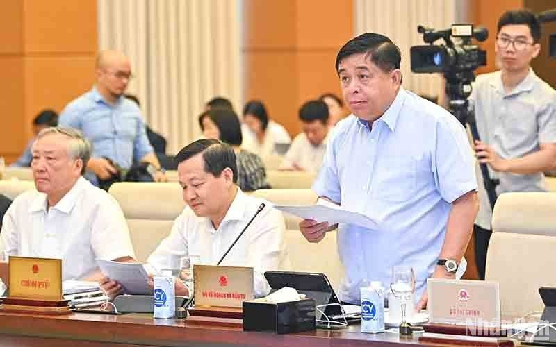 越南计划投资部部长阮志勇作社会经济报告。