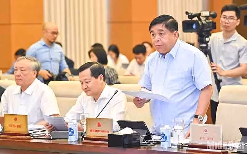 越南计划投资部部长阮志勇作社会经济报告。