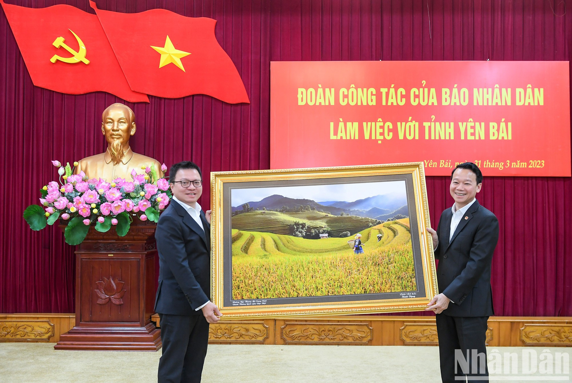 安沛省省委向《人民报》社赠送纪念品。