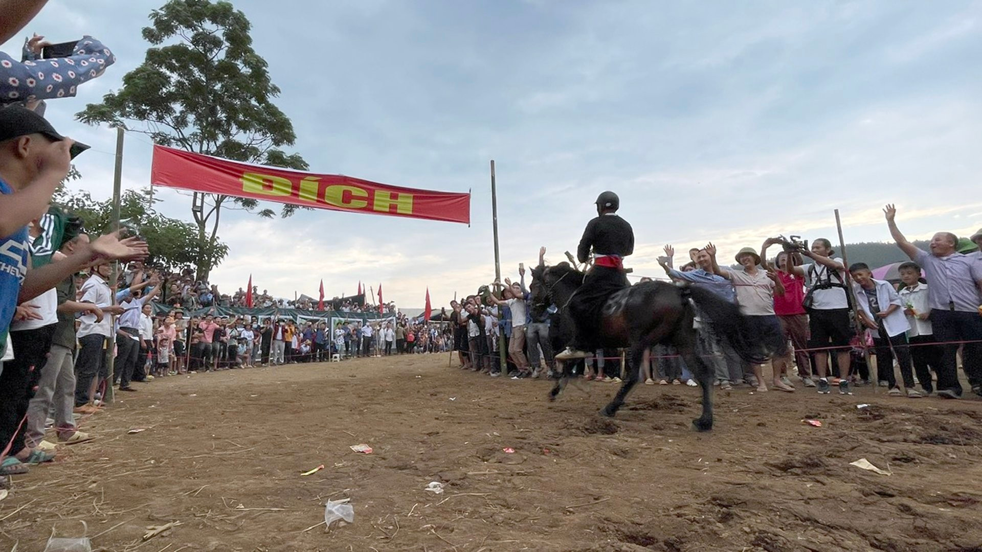 冠军正准备冲过终点。