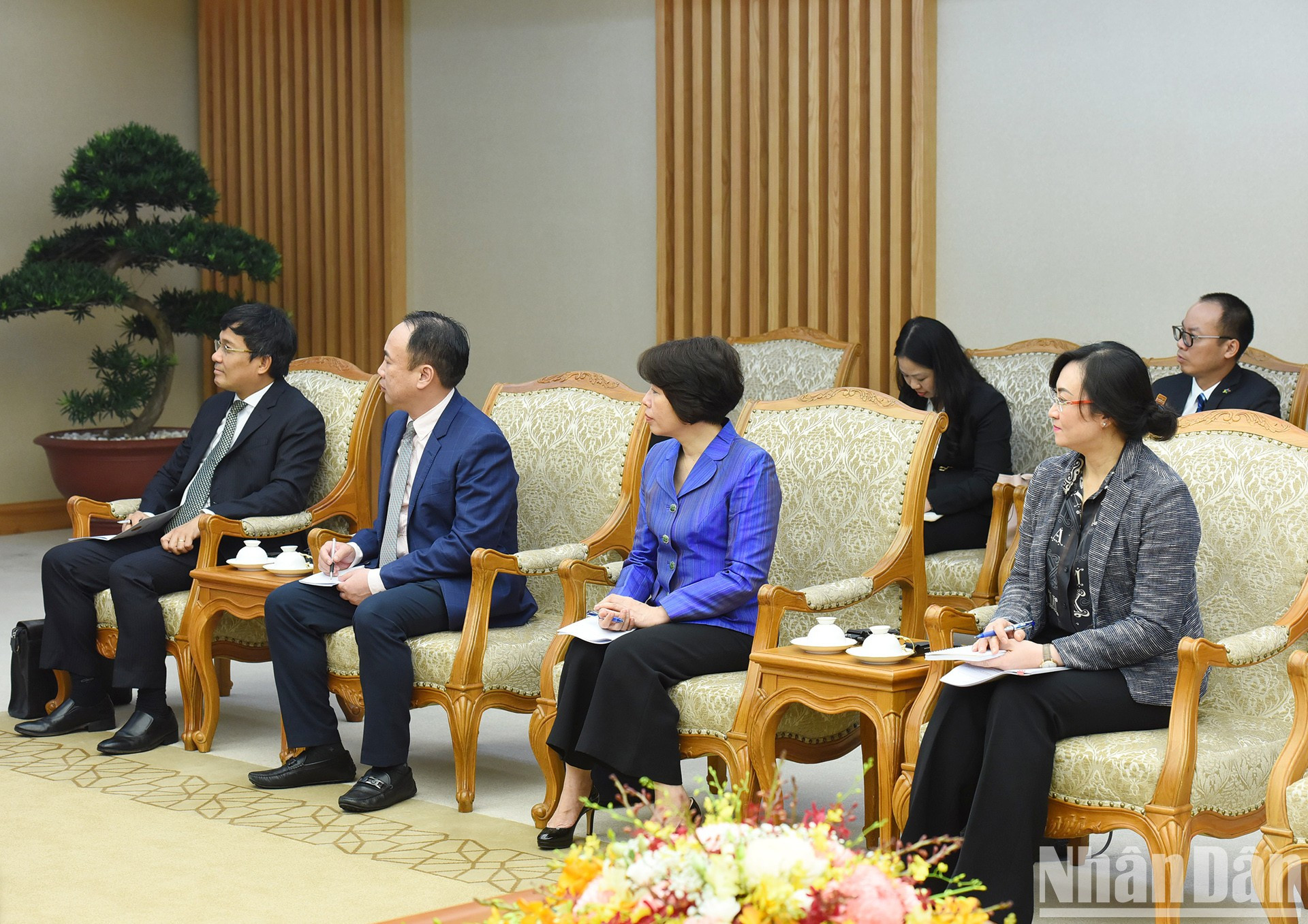 陪同范明正总理的越南代表团成员。