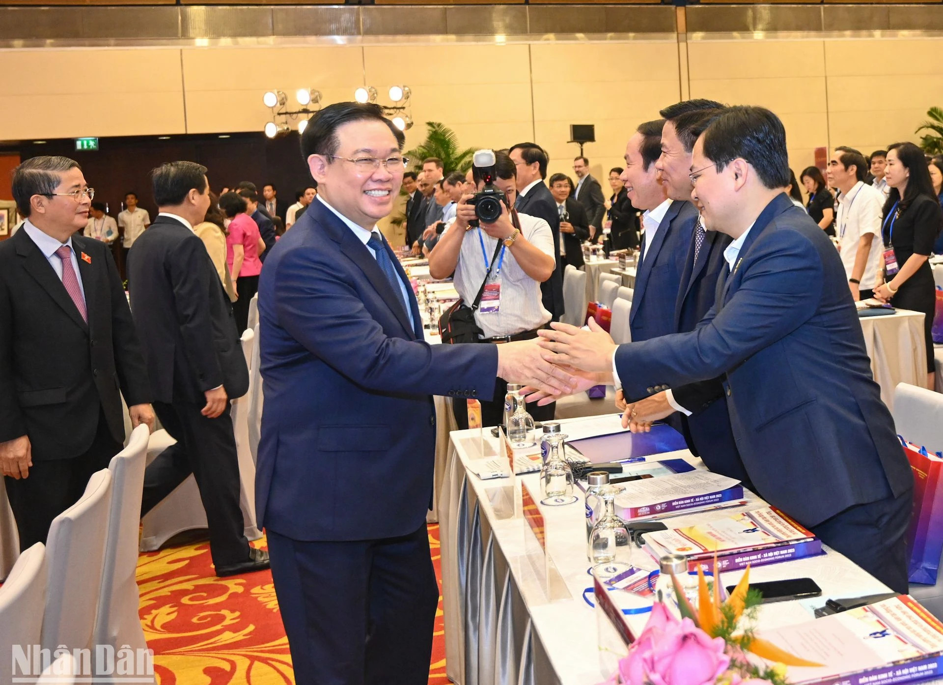 越南国会主席王廷惠与出席论坛的各位代表。