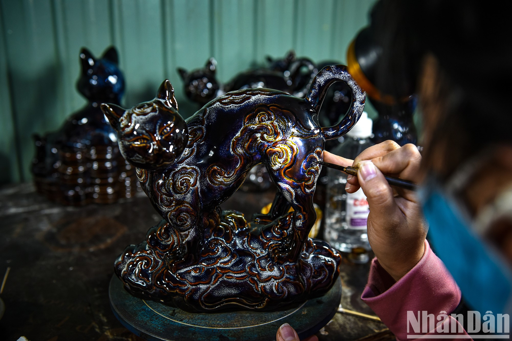 后来在每个细节上涂色。