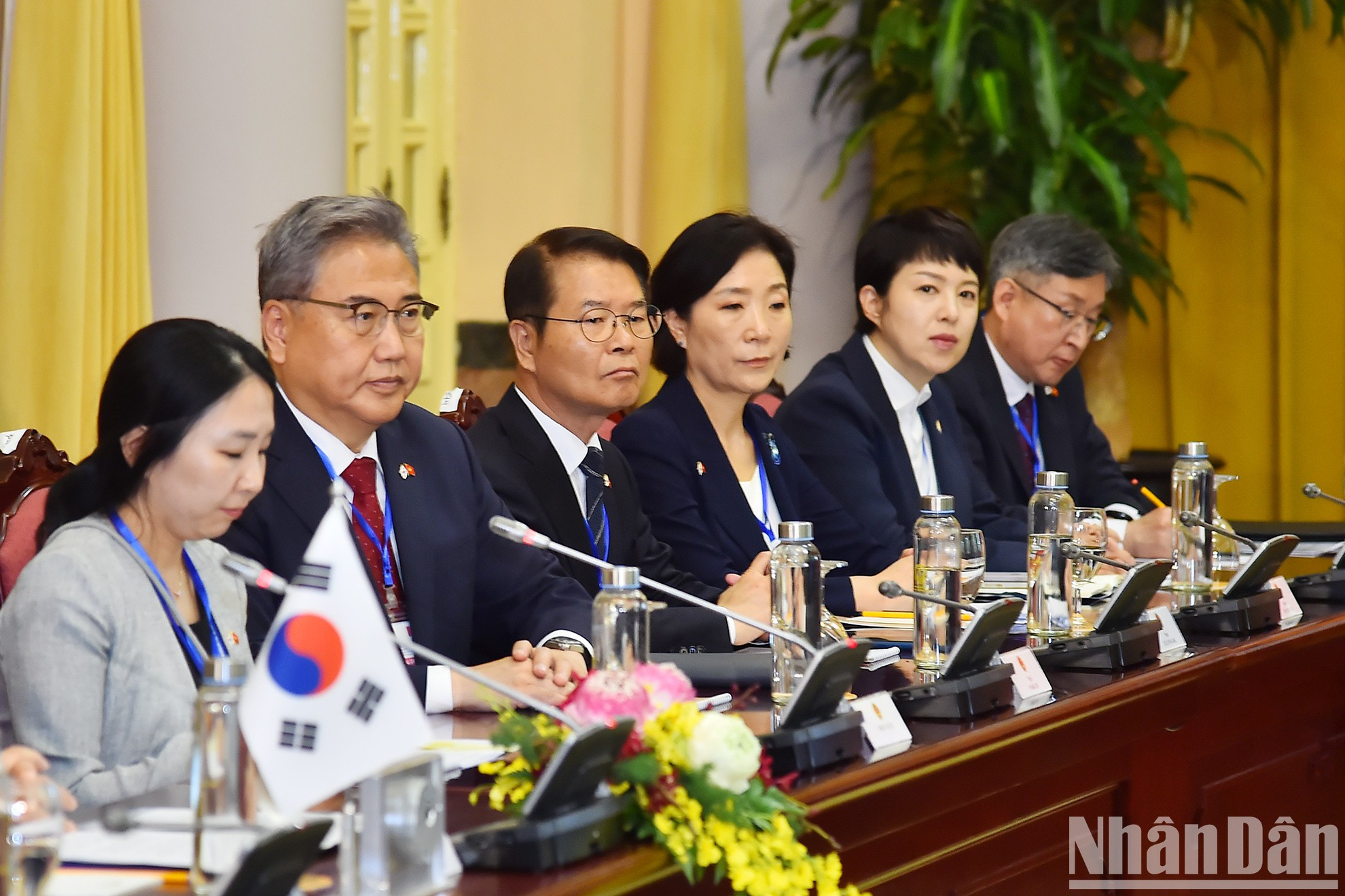 陪同尹锡悦总统出席会谈的韩国代表。 陪同尹锡悦总统出席会谈的韩国代表。