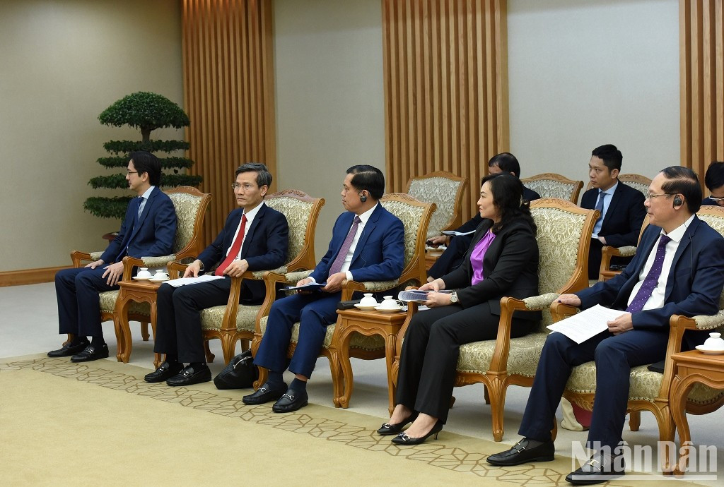 越南各部委行业领导人陪同参加会见。