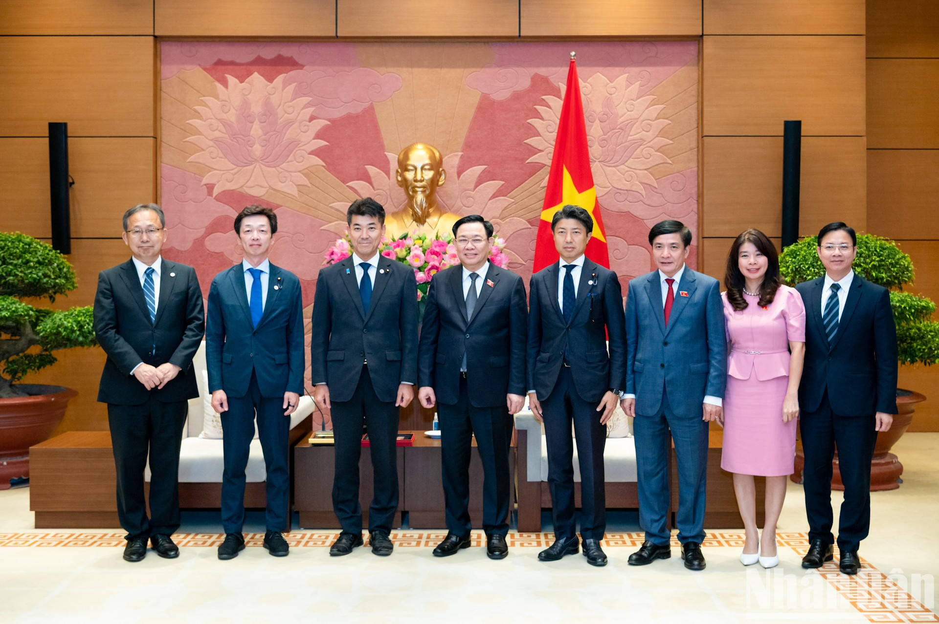 国会主席王廷惠与日本立宪民主党党首泉健太以及各位代表合影。