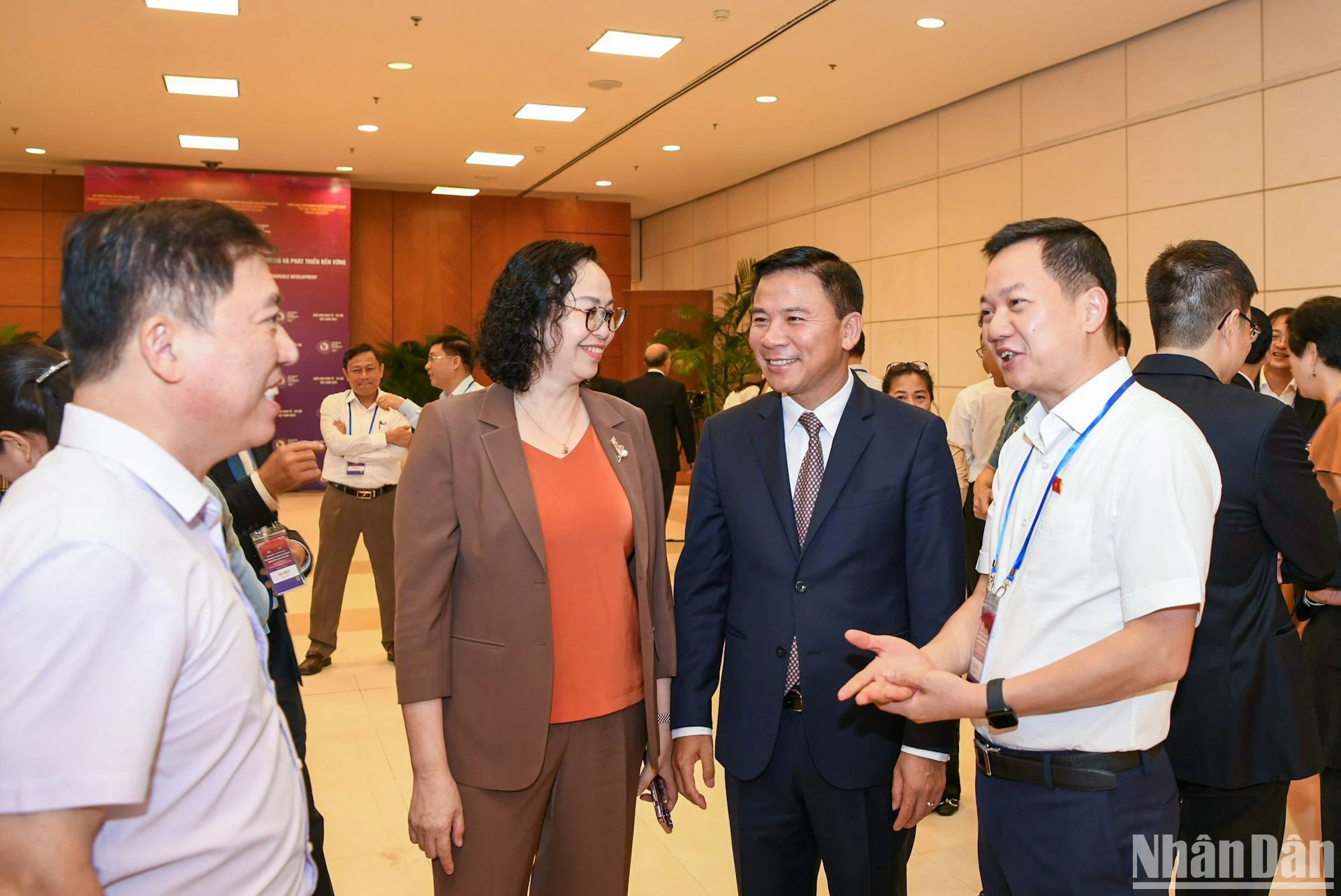 各位代表在论坛框架内交谈。