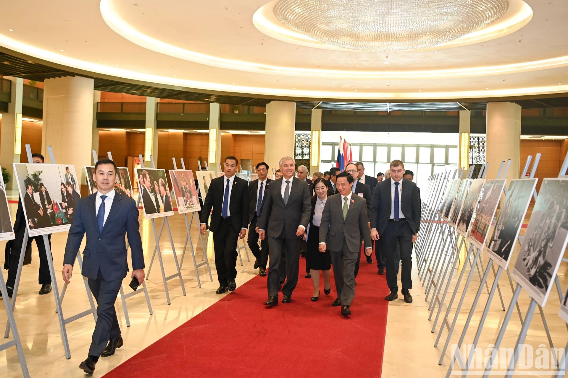 俄罗斯国家杜马主席维亚切斯拉夫·沃洛金以及各位成员出席在国会大厦举行的会议。 俄罗斯国家杜马主席维亚切斯拉夫·沃洛金以及各位成员出席在国会大厦举行的会议。