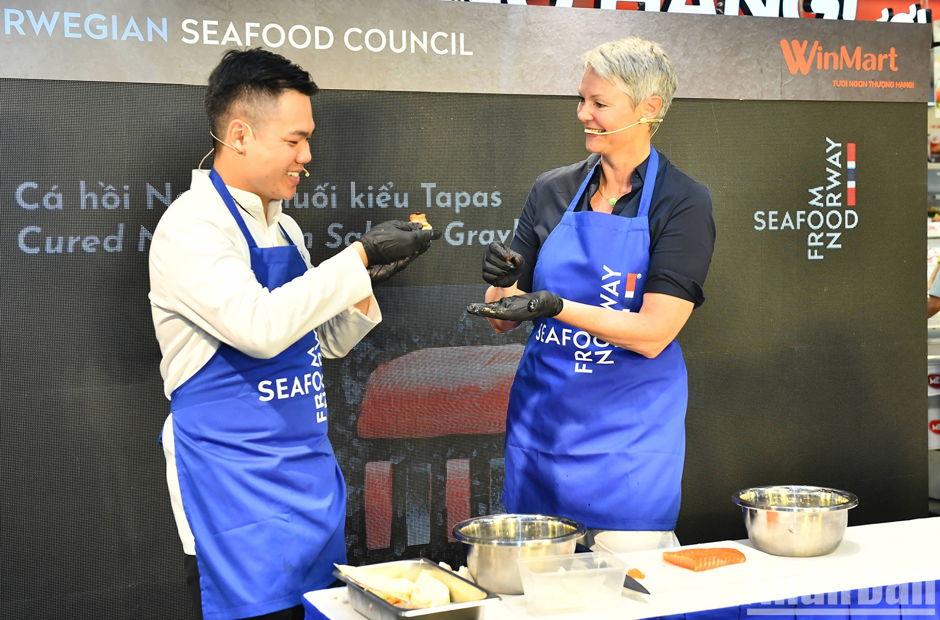 挪威驻越南特命全权大使希尔德·索尔巴肯与大厨们一起烹制了盐渍挪威三文鱼,供参观者享用。 挪威驻越南特命全权大使希尔德·索尔巴肯与大厨们一起烹制了盐渍挪威三文鱼,供参观者享用。