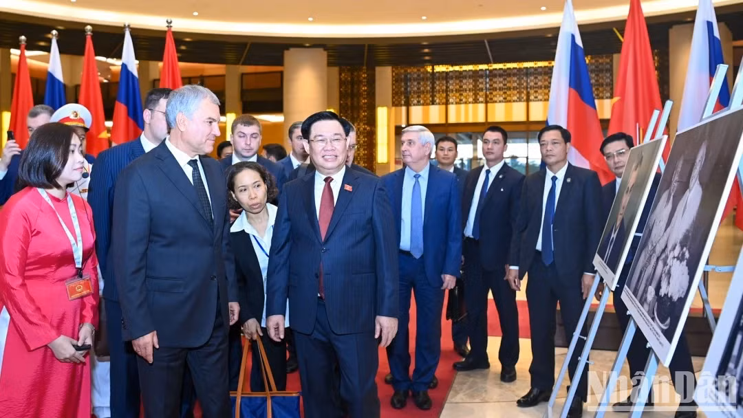 越南国会主席王廷惠与俄罗斯联邦国家杜马主席维亚切斯拉夫·维克多罗维奇·沃洛金出席关于越南-俄罗斯两国关系的图片展。