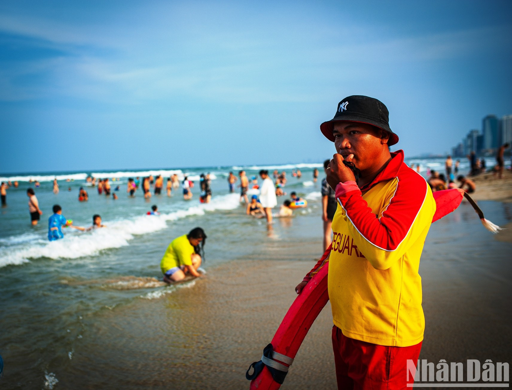 活动期间,山茶半岛和岘港旅游海滩管理委员会也加强了海滩的救援力量,确保游客前来海滩时的安全秩序。 活动期间,山茶半岛和岘港旅游海滩管理委员会也加强了海滩的救援力量,确保游客前来海滩时的安全秩序。