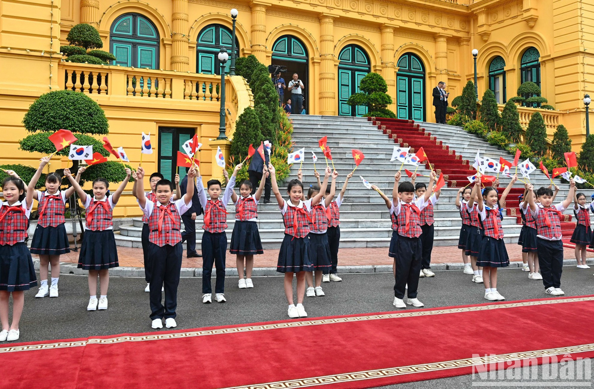 首都儿童们欢迎大韩民国总统尹锡悦和夫人对越南进行国事访问。 首都儿童们欢迎大韩民国总统尹锡悦和夫人对越南进行国事访问。