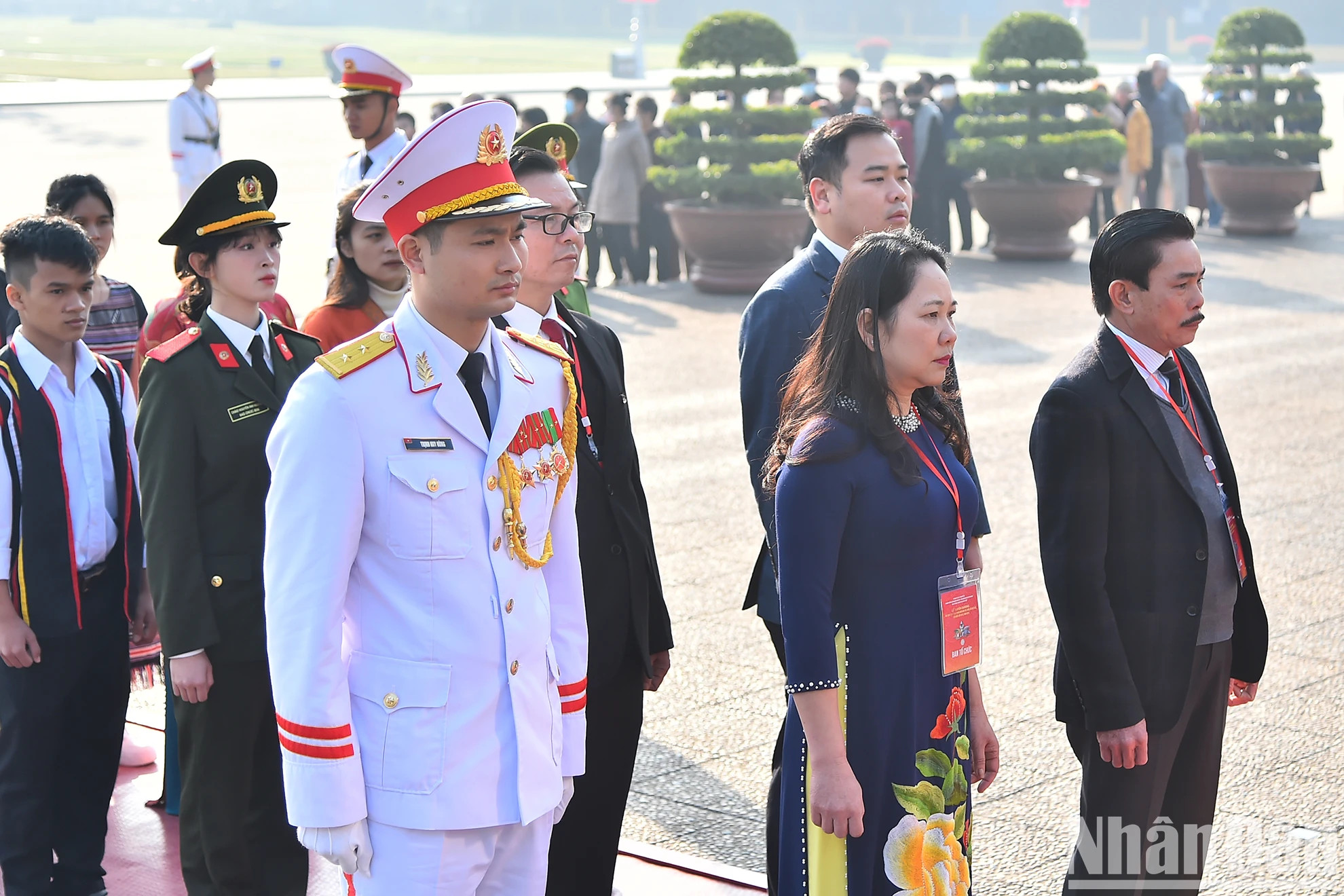 该代表团入陵瞻仰胡志明主席遗容。