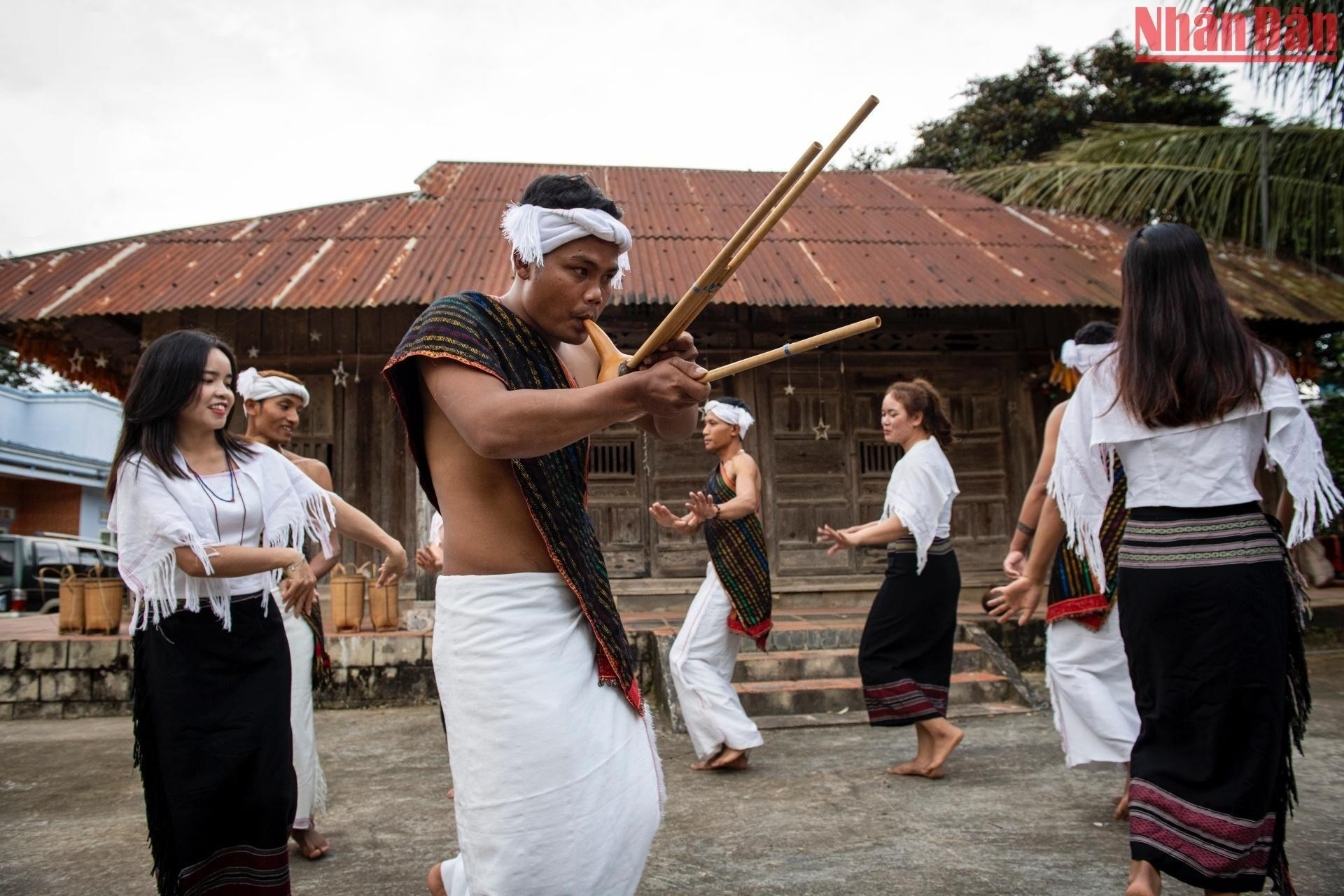 朱儒族的传统舞蹈。（成达 摄）