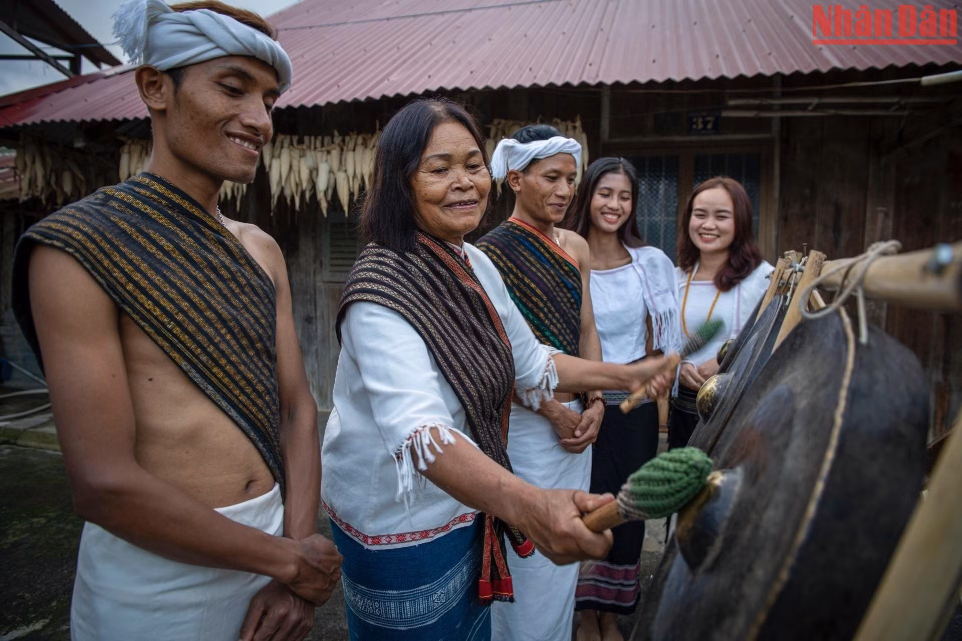 朱儒族乐器。（成达 摄）