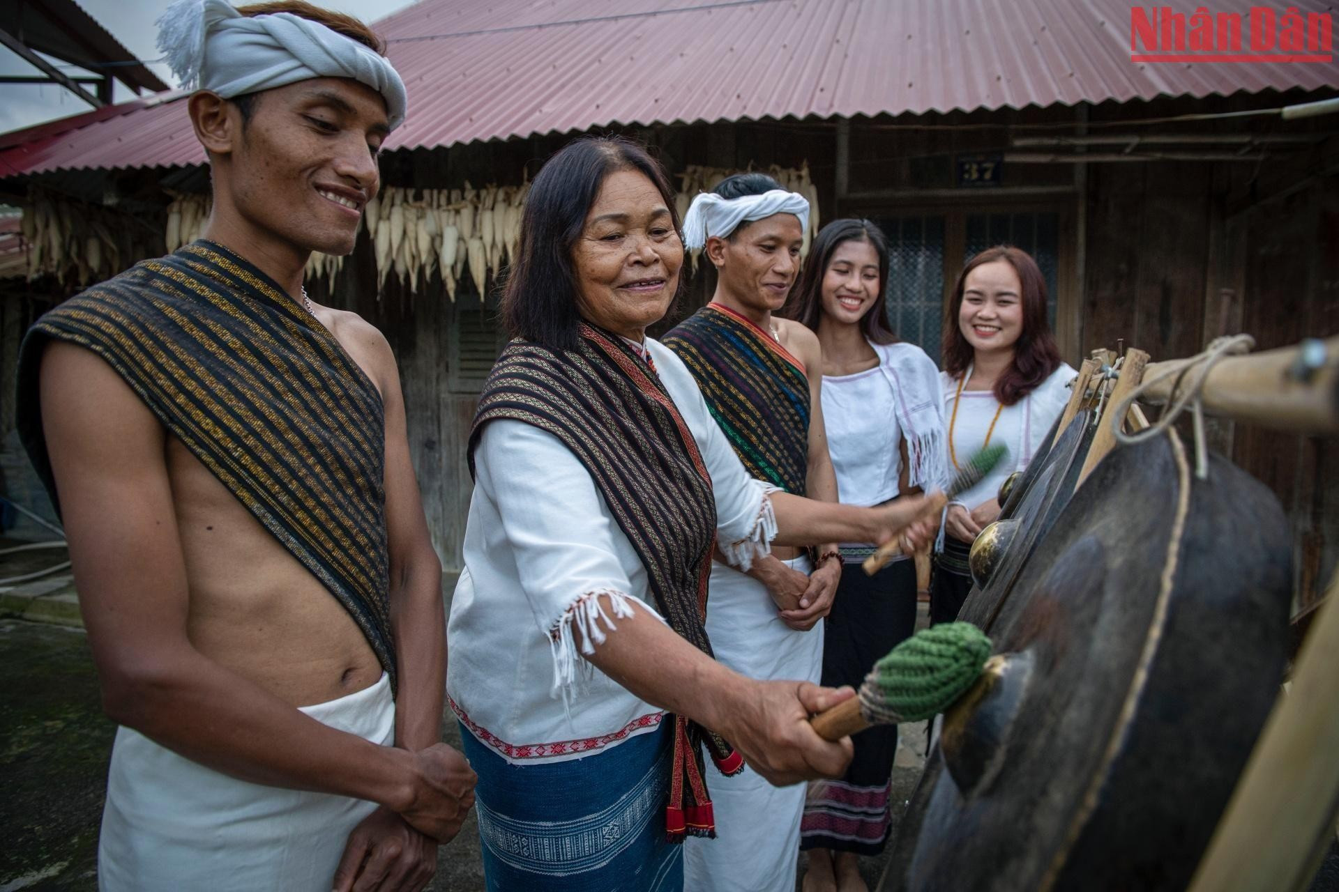 朱儒族乐器。（成达 摄）