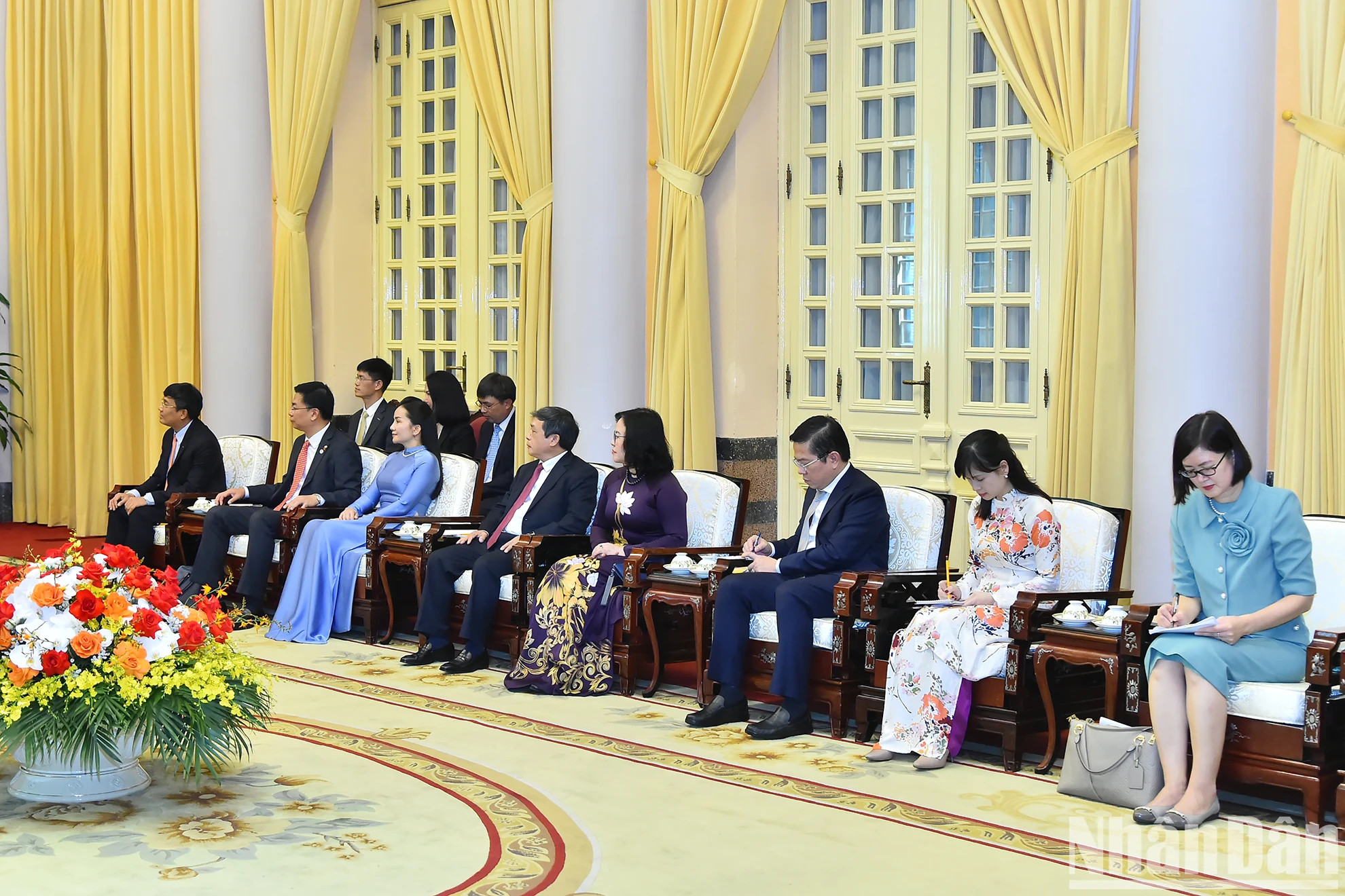 出席会谈的越南代表团成员。 出席会谈的越南代表团成员。