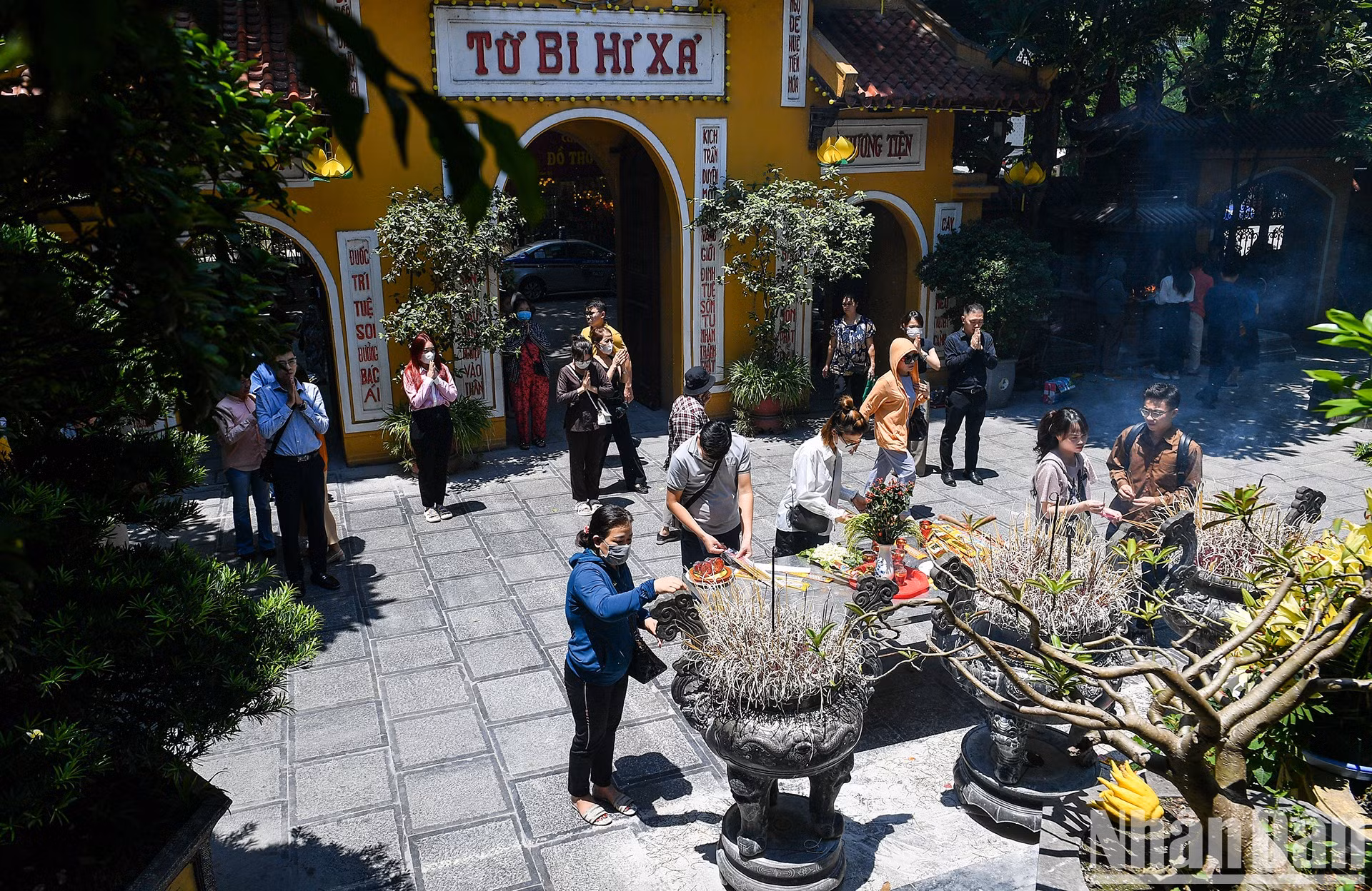 馆使寺人潮涌动，人们前来献香祈求平安幸福，表达他们的虔诚与对生育之恩的感激之情。