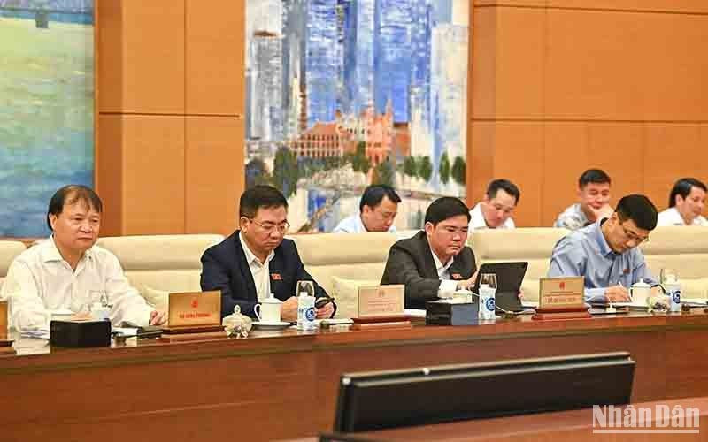 越南国会常务委员会委员和其他代表一同出席。